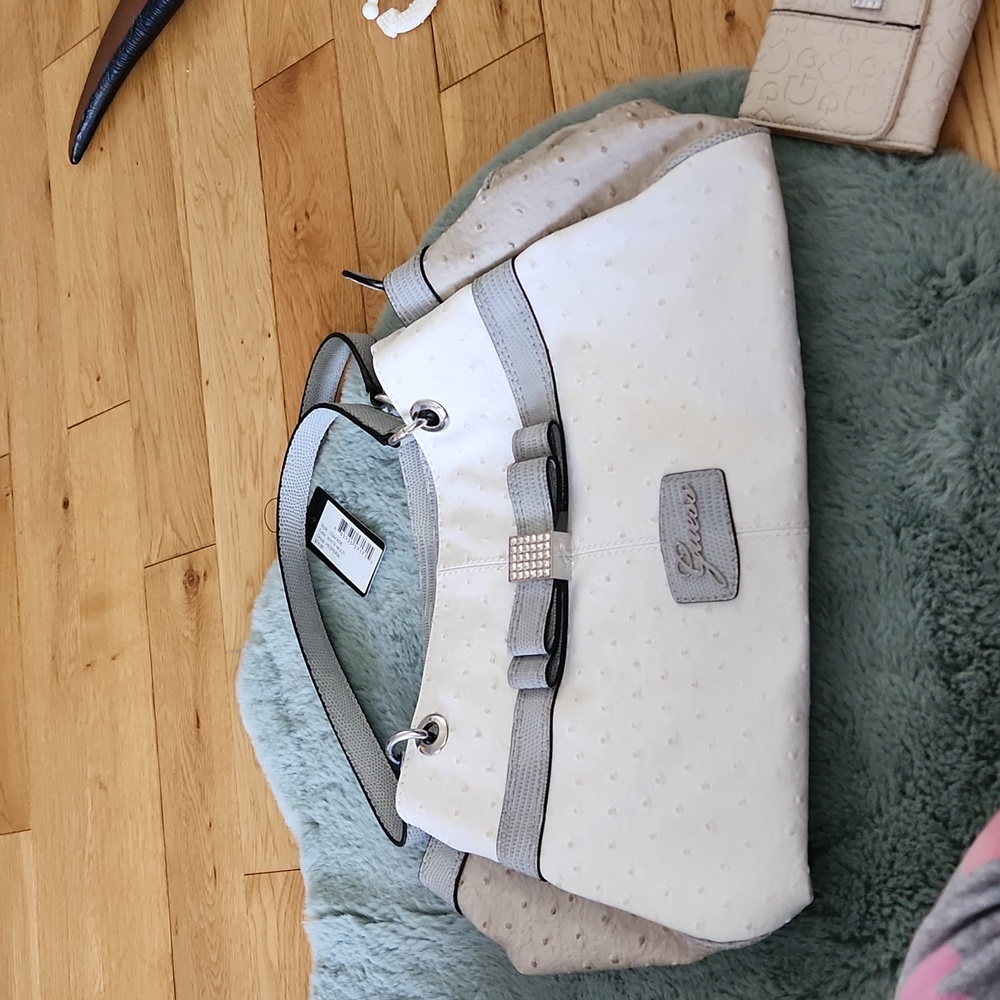 NWT guess purse and matching wallet